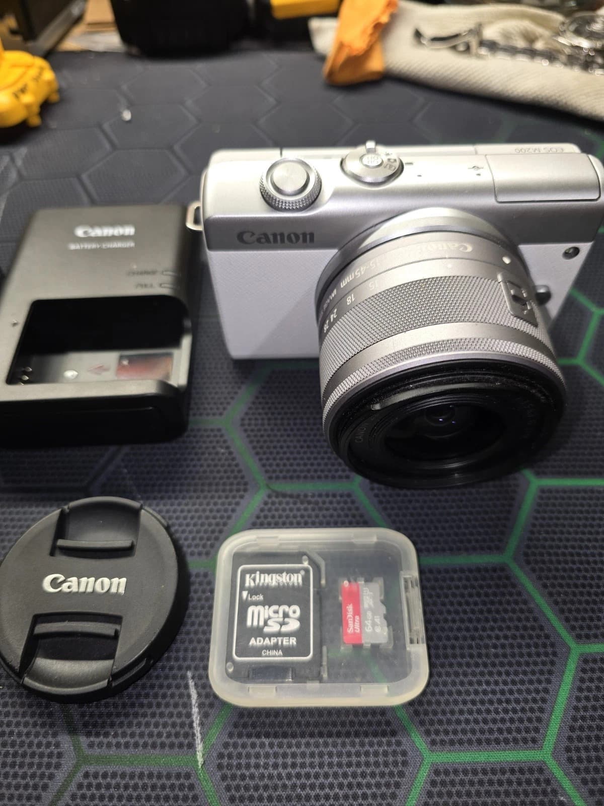 Canon EOS M200 Mirrorless Digital White Camera w/ 15-45mm Lens (White) - Image 1